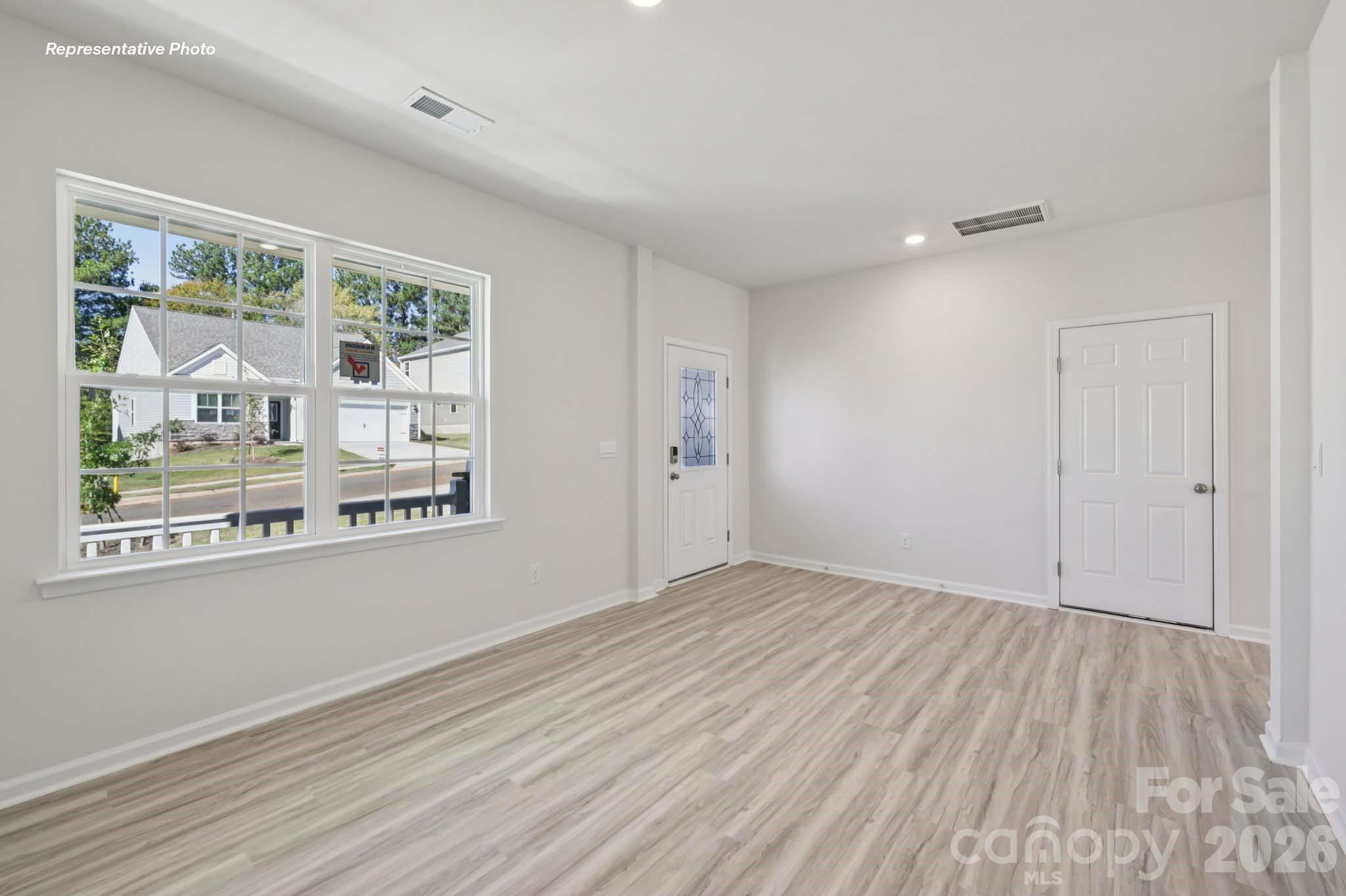 552 Dazzle Loop Property Photo 3