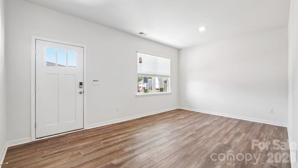 552 Dazzle Loop Property Photo 3