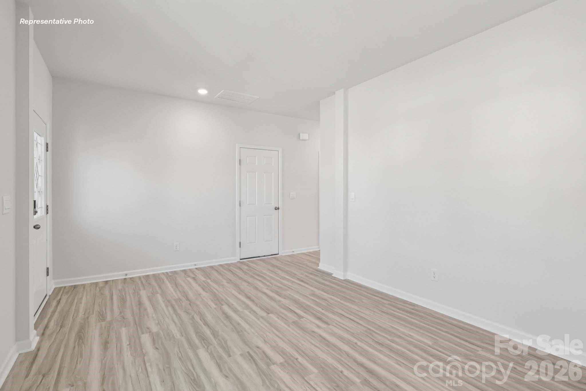 552 Dazzle Loop Property Photo 4