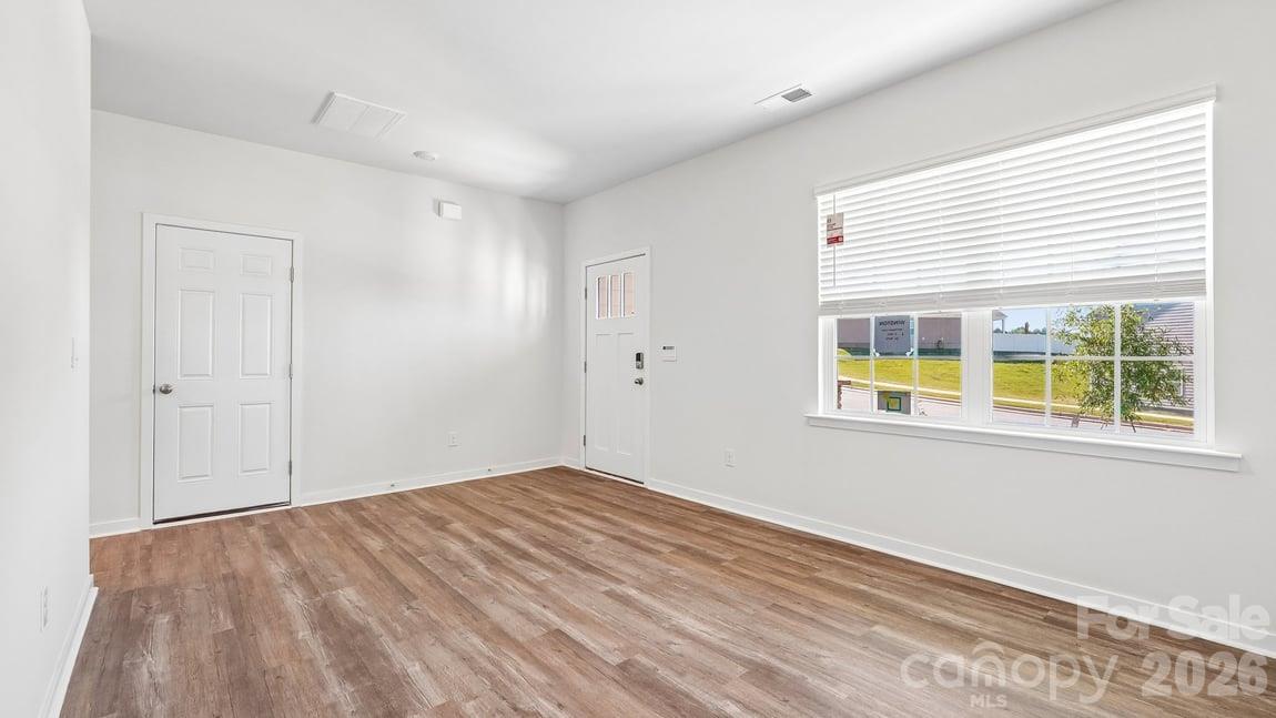 552 Dazzle Loop Property Photo 4
