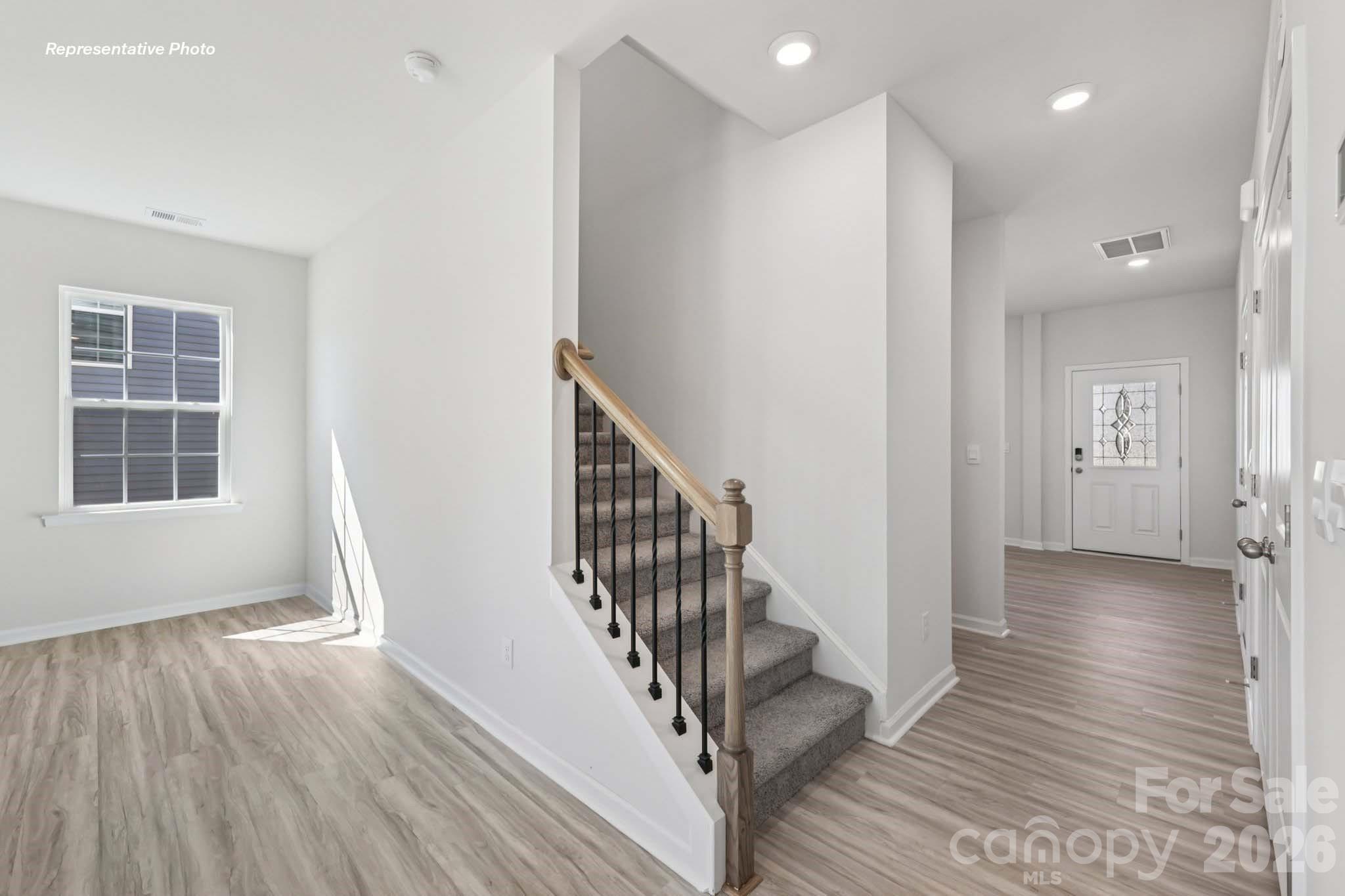 552 Dazzle Loop Property Photo 5