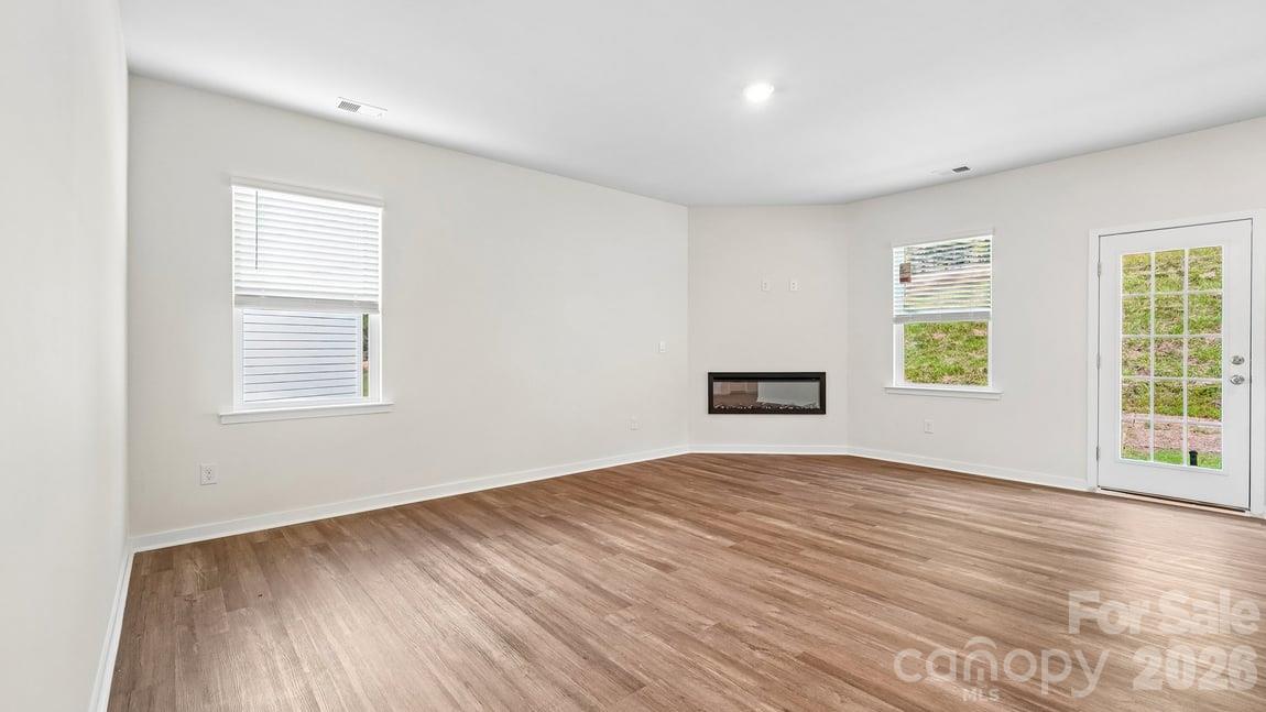 552 Dazzle Loop Property Photo 6