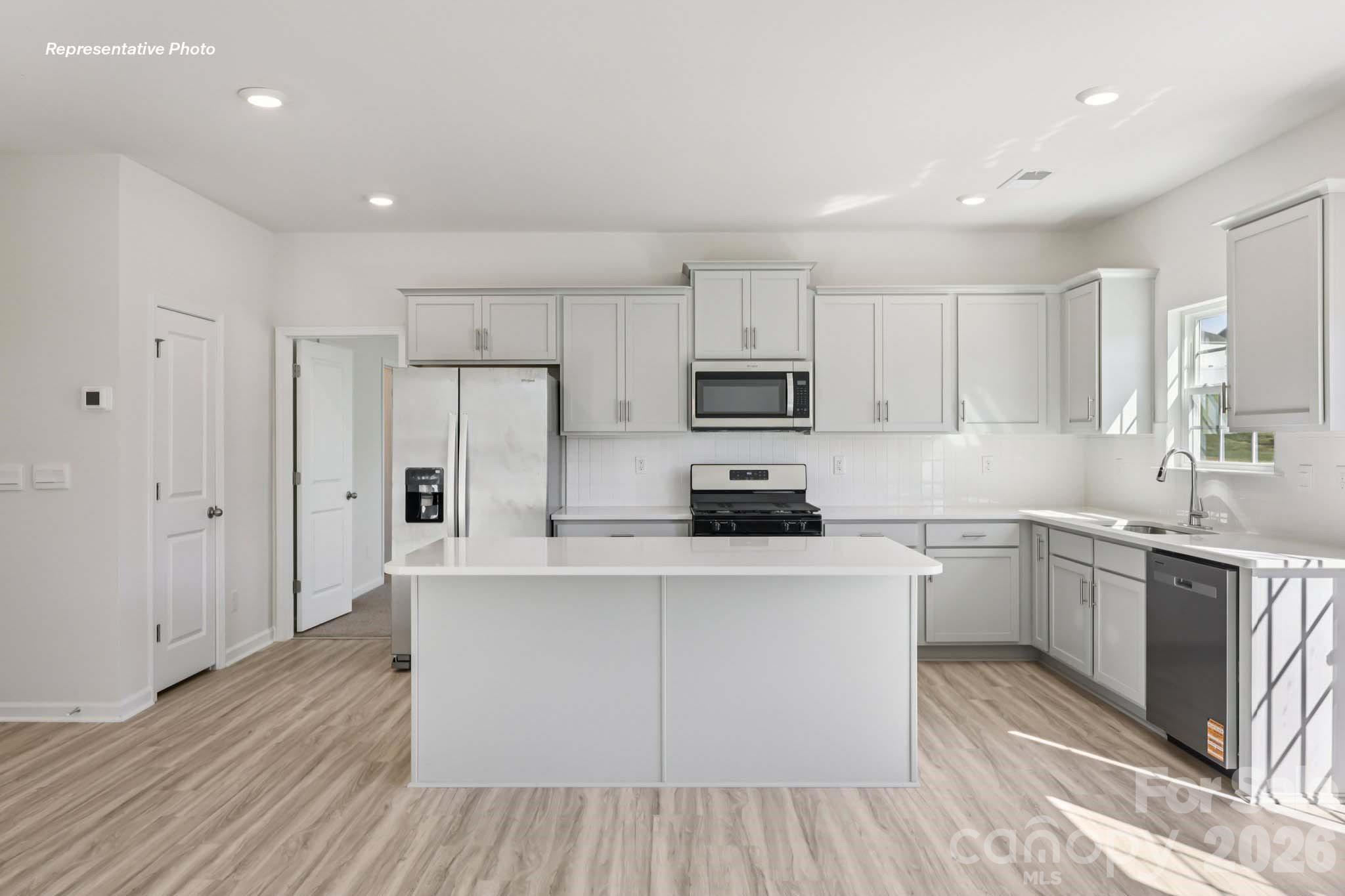 552 Dazzle Loop Property Photo 10