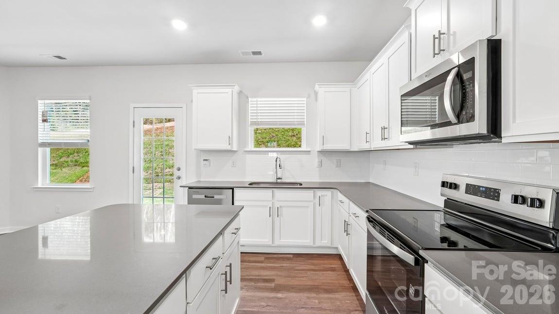 552 Dazzle Loop Property Photo 10