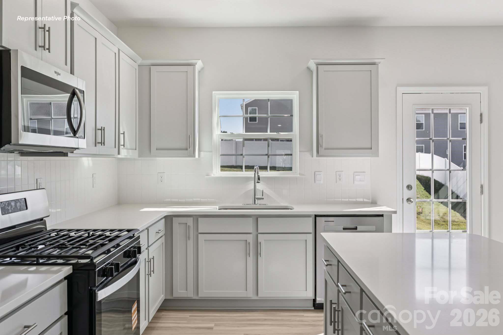 552 Dazzle Loop Property Photo 12