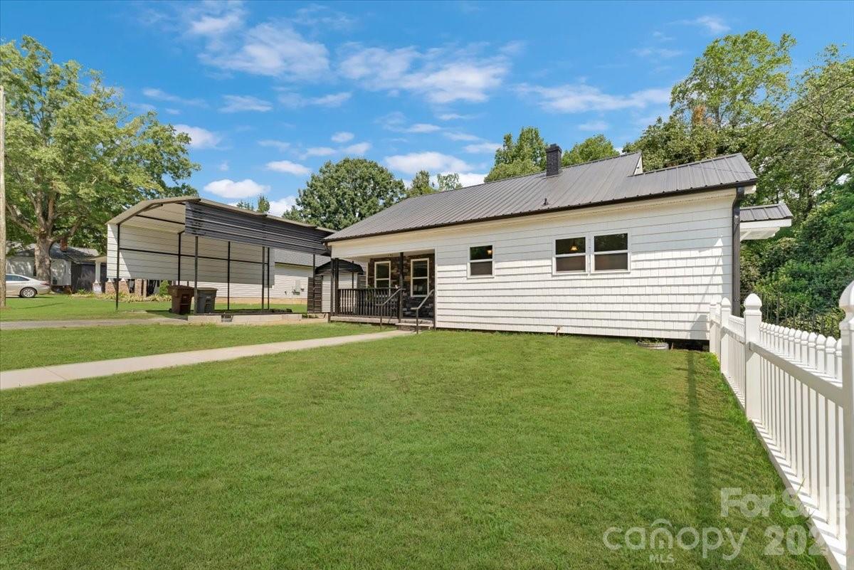 2105 Woodlawn Street Property Photo 2