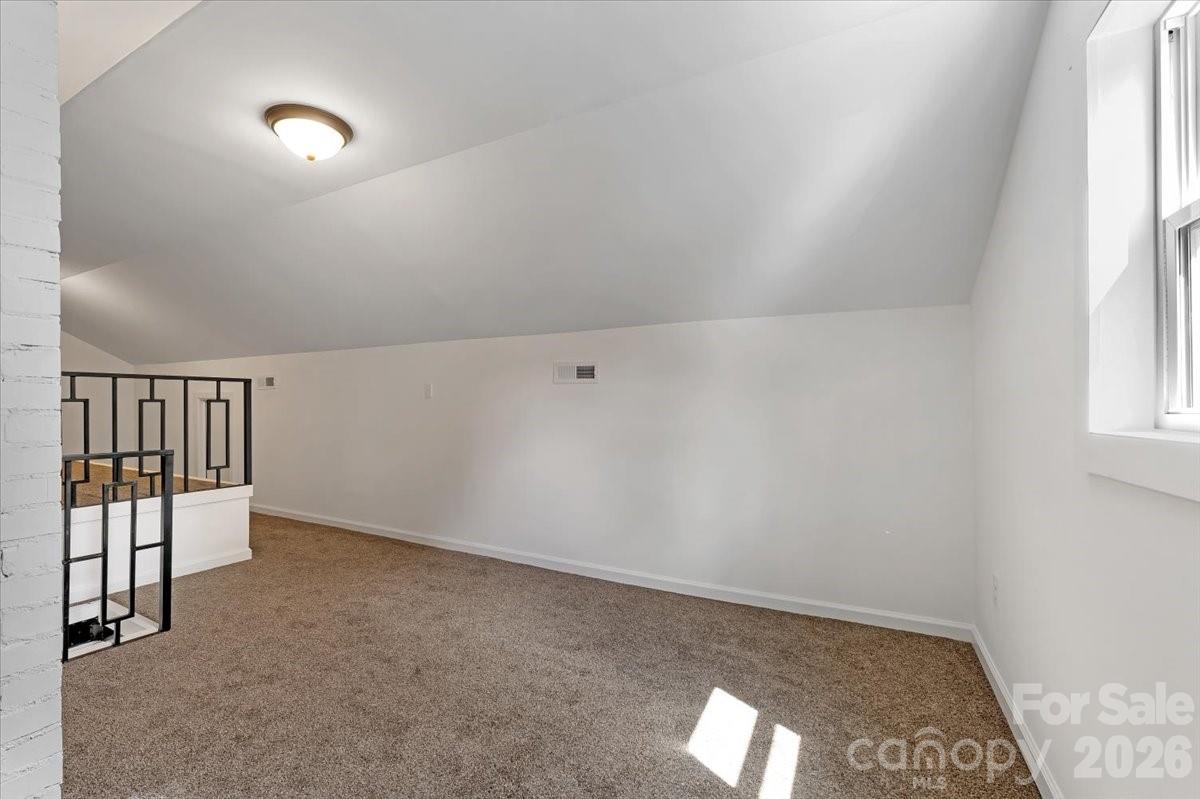 2105 Woodlawn Street Property Photo 15