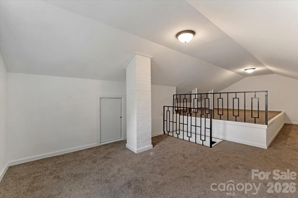 2105 Woodlawn Street Property Photo 16