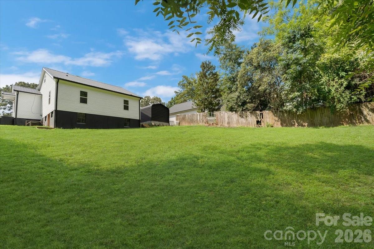 2105 Woodlawn Street Property Photo 19