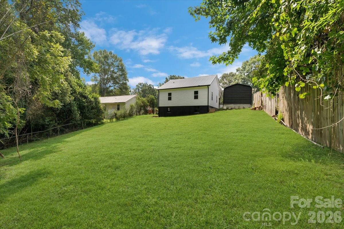 2105 Woodlawn Street Property Photo 20