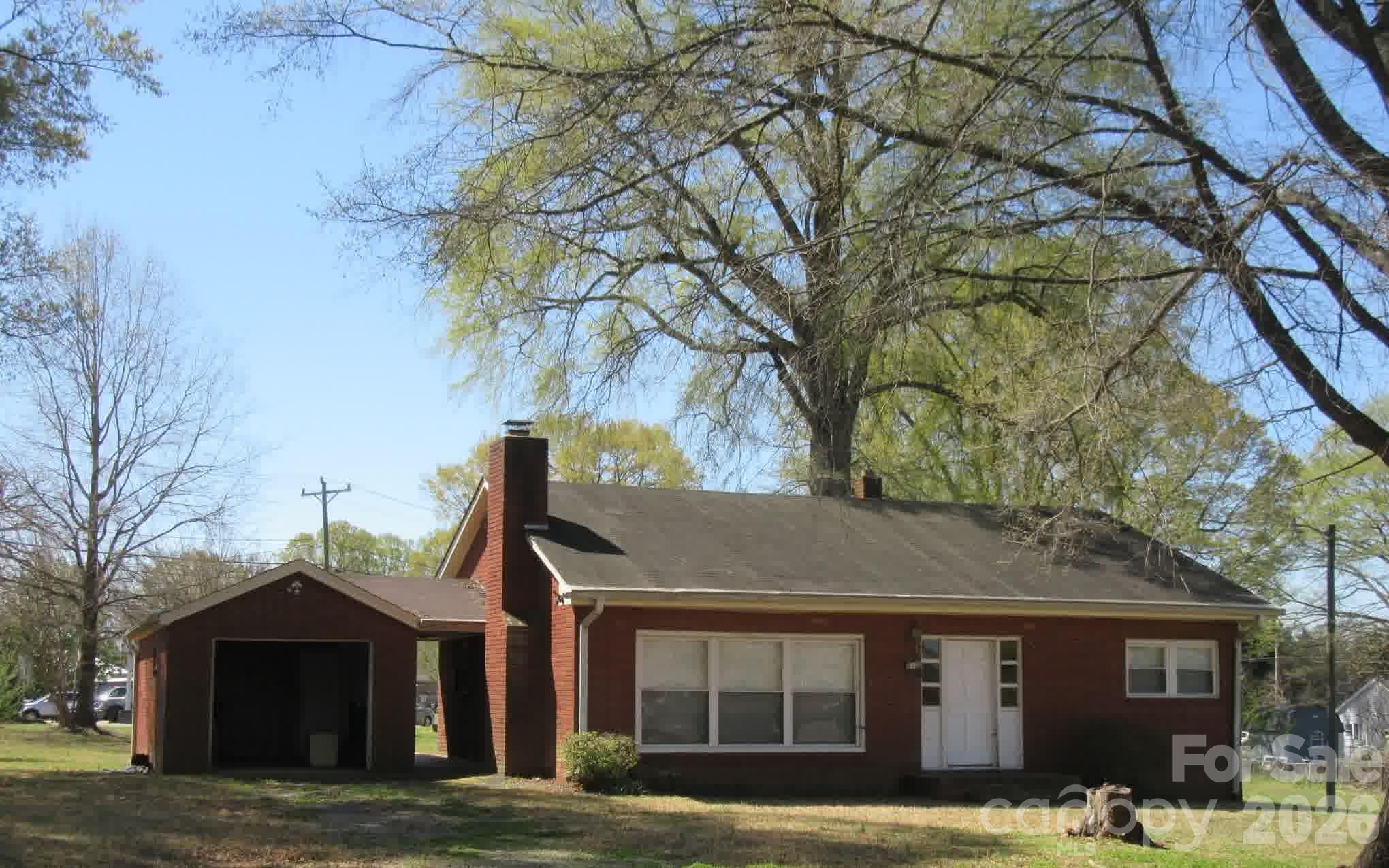610 E Maryland Avenue Property Photo 1