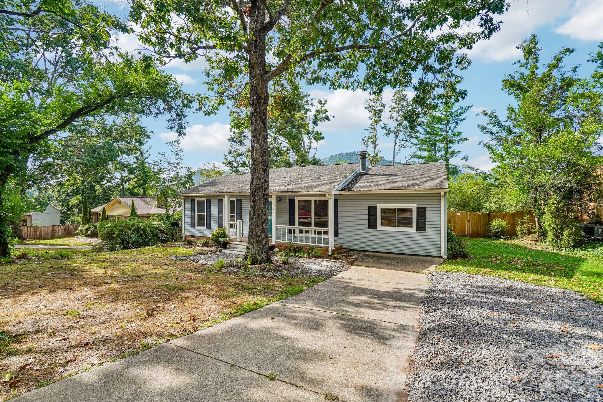 327 Heather Court Property Photo 4
