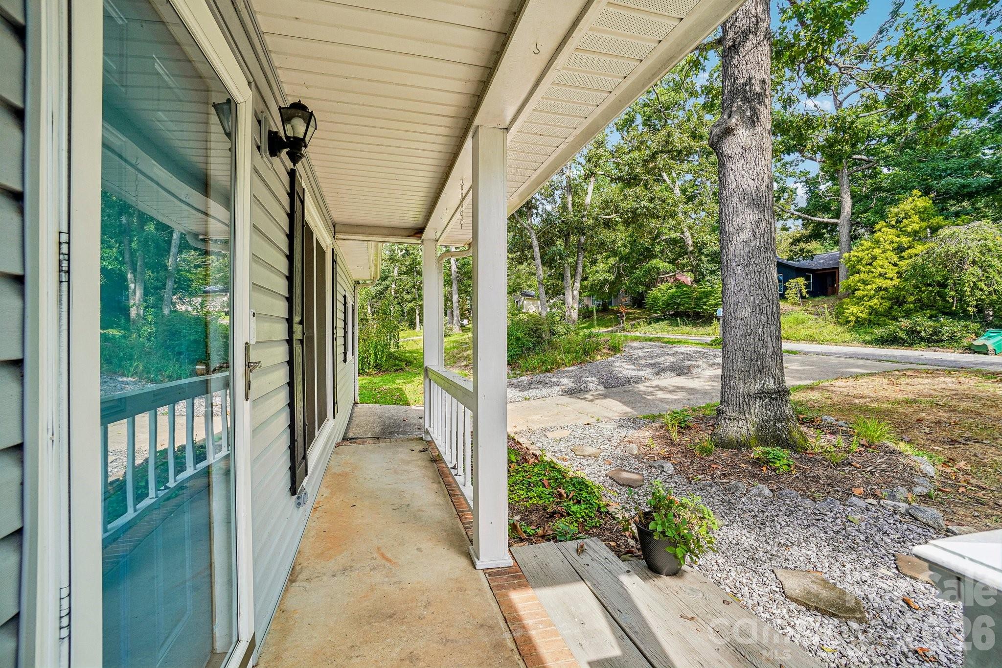 327 Heather Court Property Photo 5