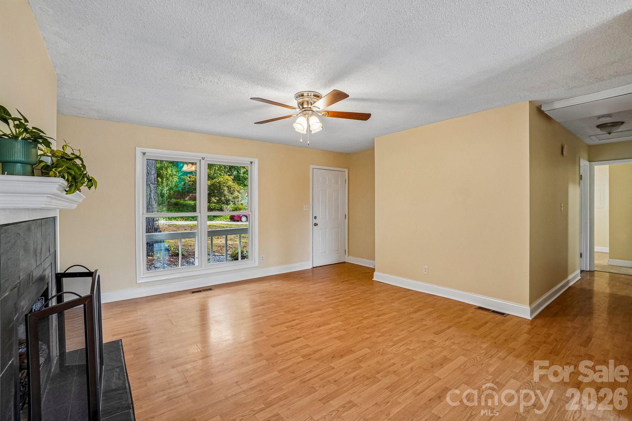 327 Heather Court Property Photo 8