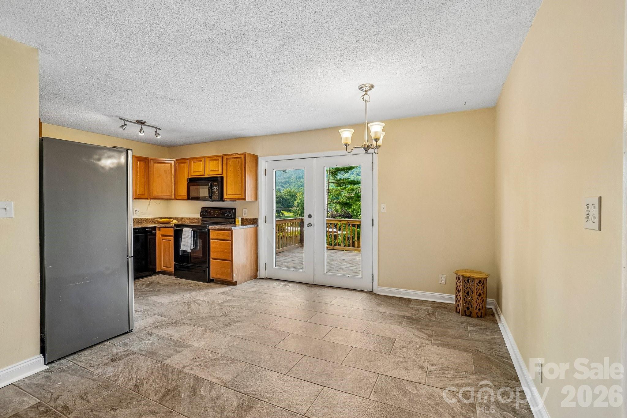 327 Heather Court Property Photo 11