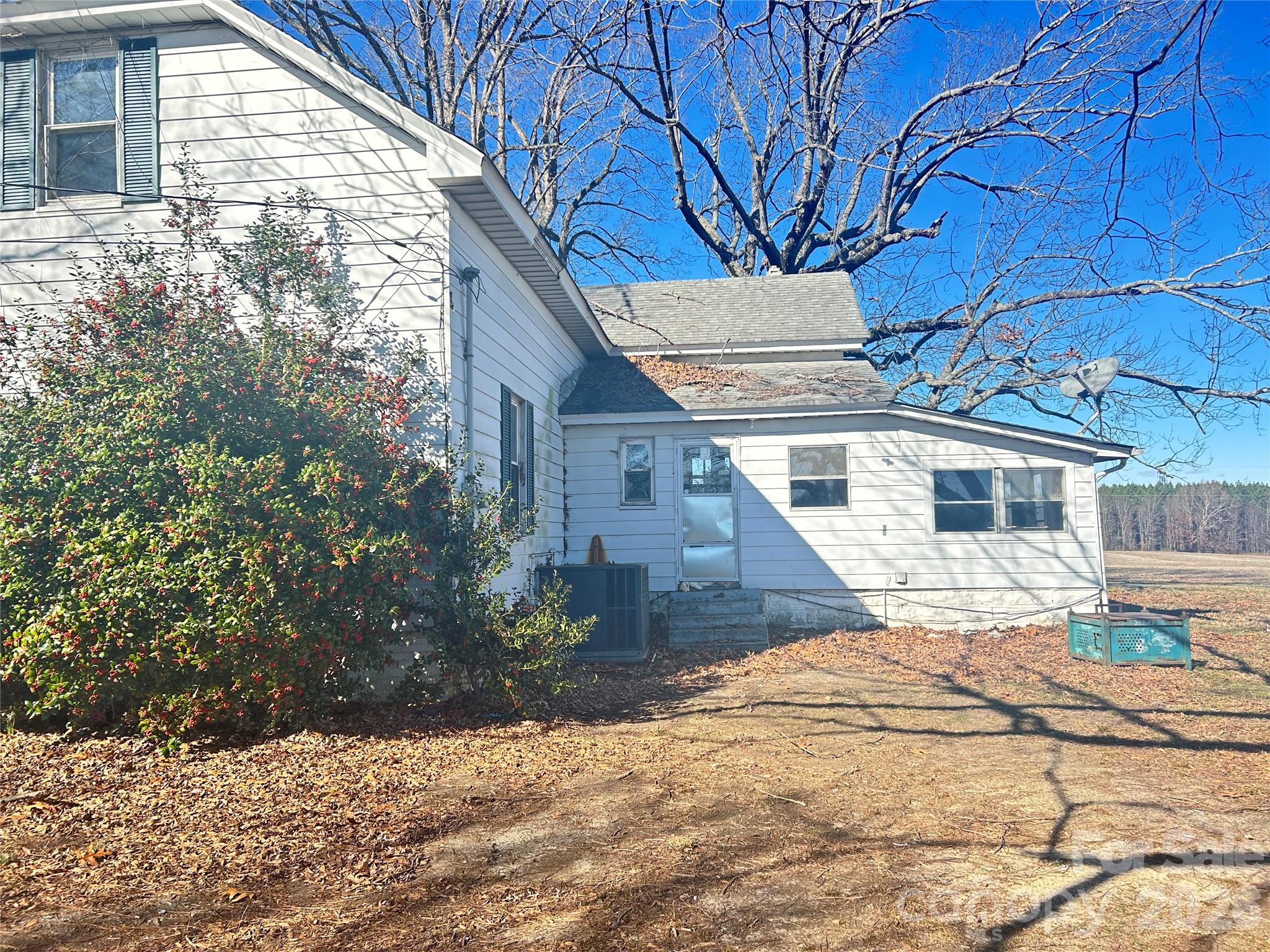 1746 N Post Road Property Photo 3
