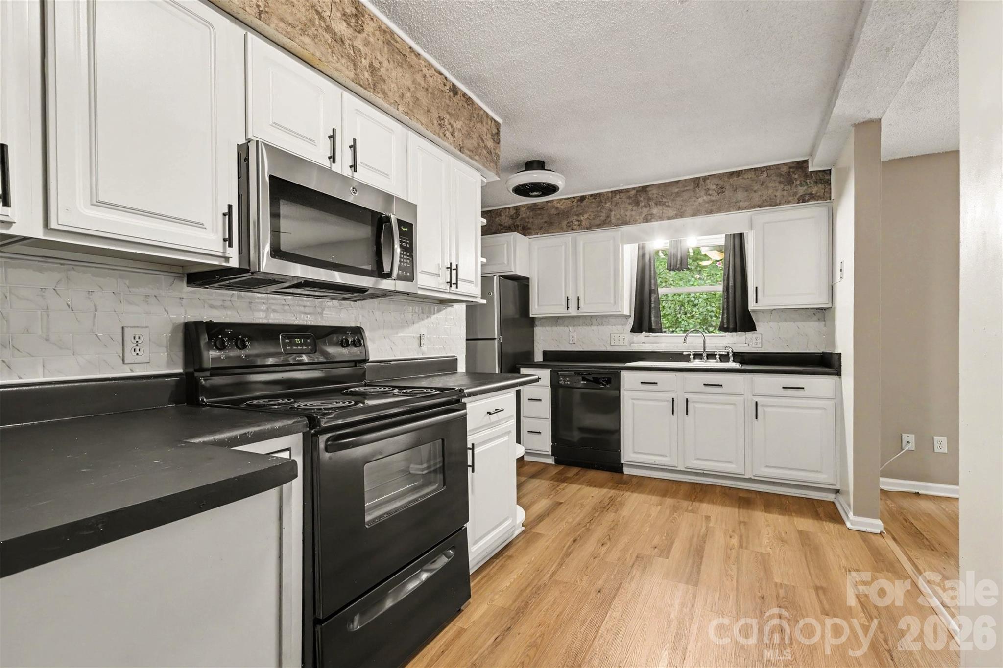 6102 Honeysuckle Lane Property Photo 5