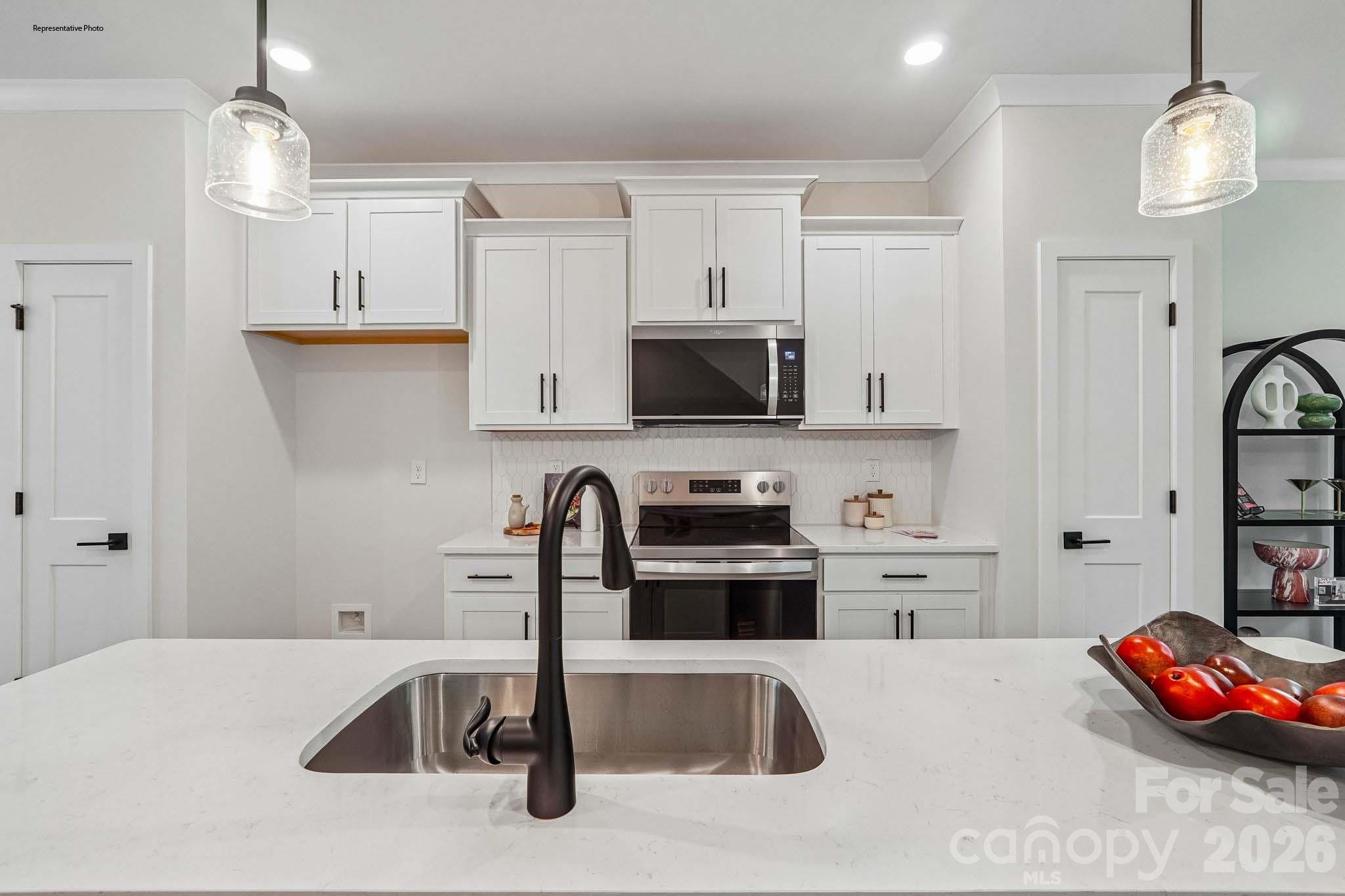 715 Silvertree Way Property Photo 8