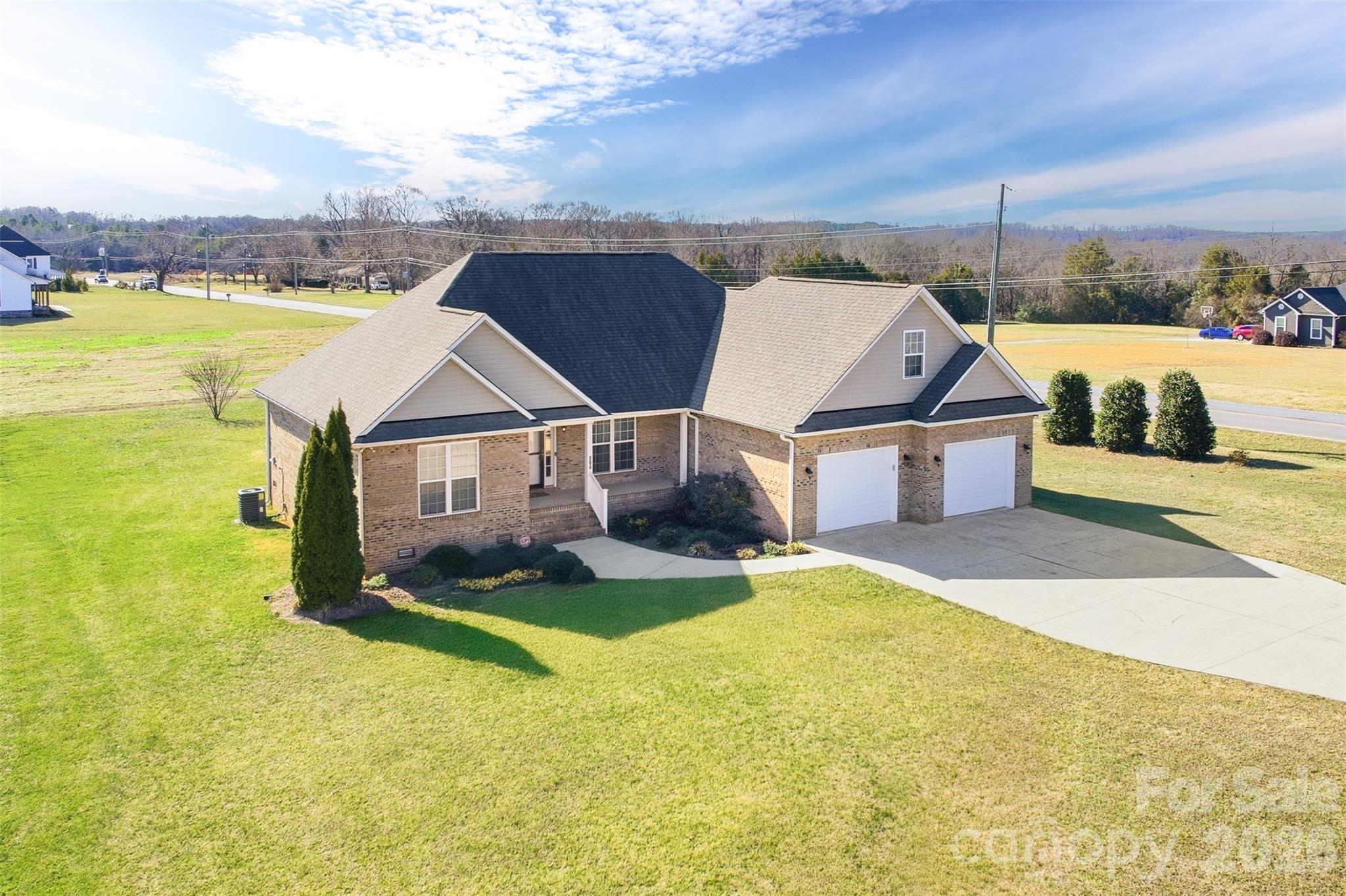 884 Clear Creek Circle Property Photo 2