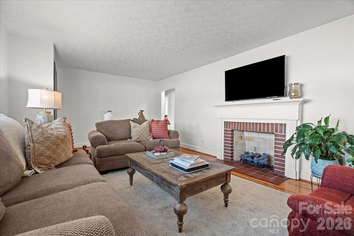 313 W Pigg Street Property Photo 9