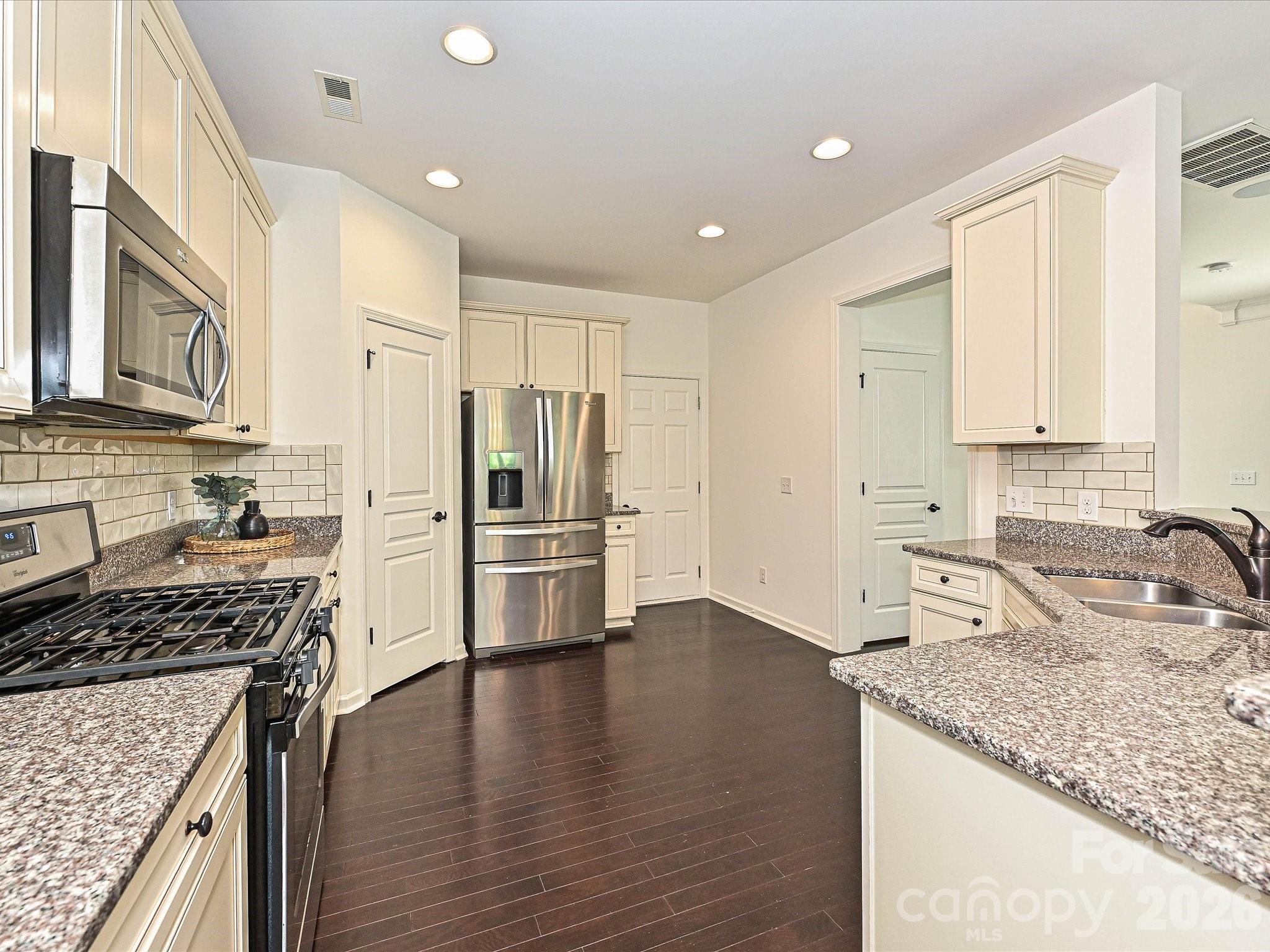2624 Katy Flyer Avenue Property Photo 7