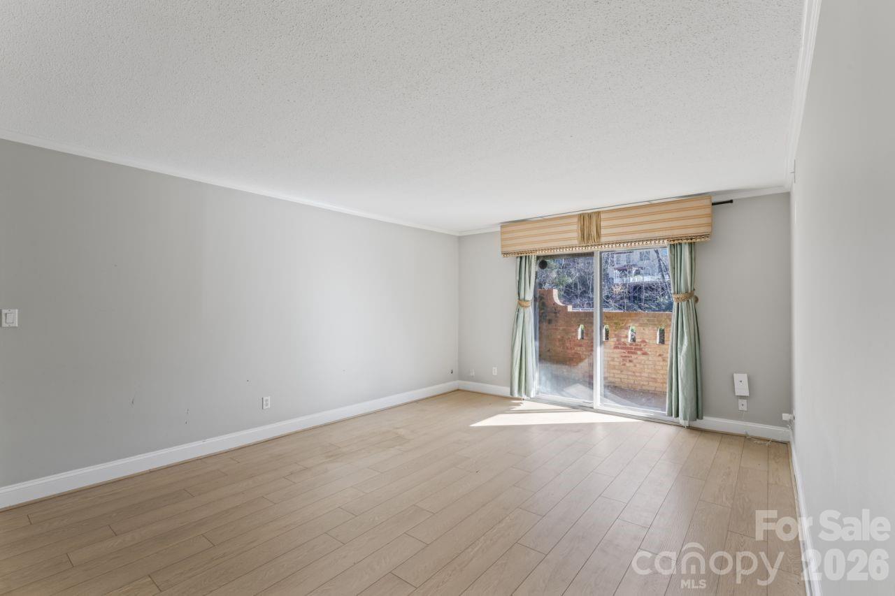 4747 Hedgemore Drive B Property Photo 7