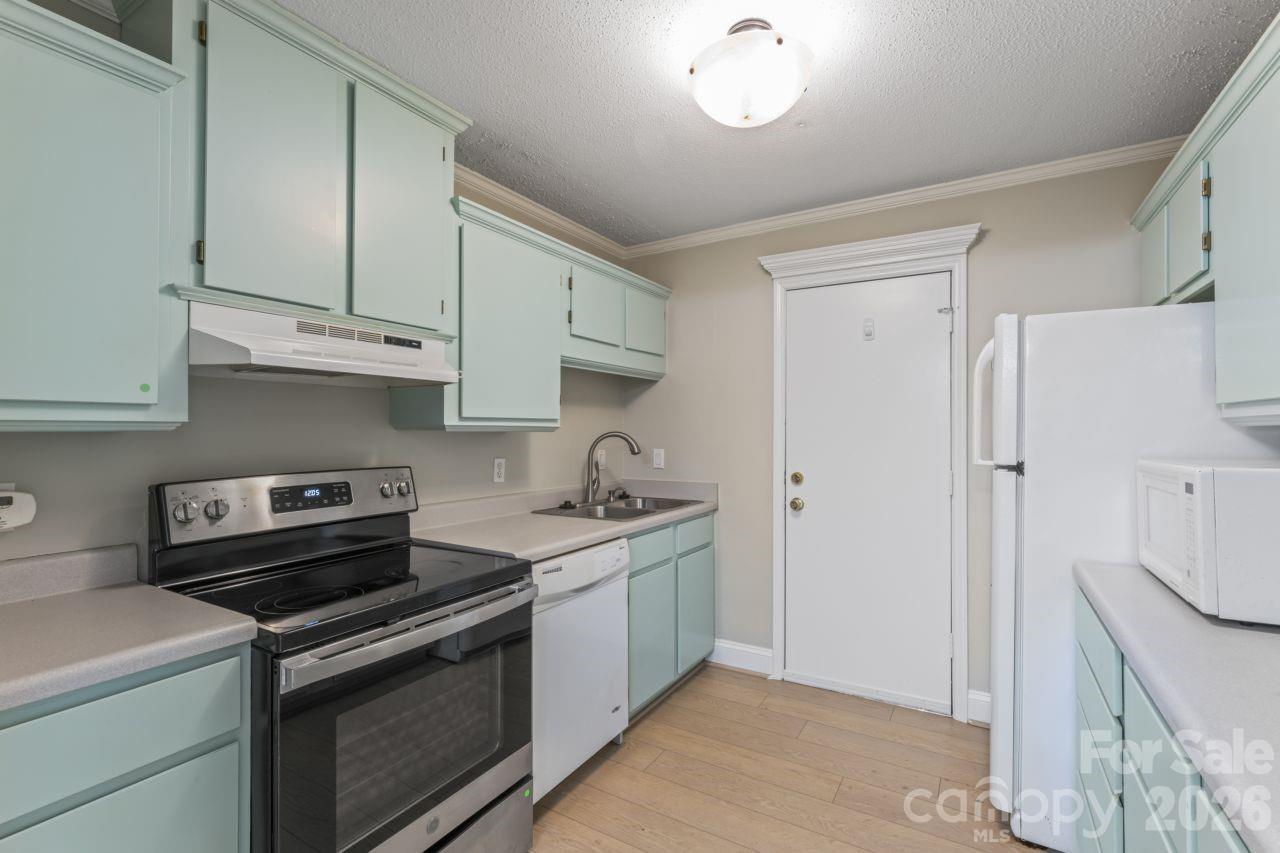 4747 Hedgemore Drive B Property Photo 13