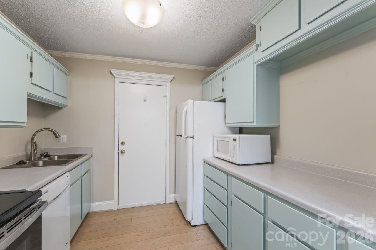 4747 Hedgemore Drive B Property Photo 14