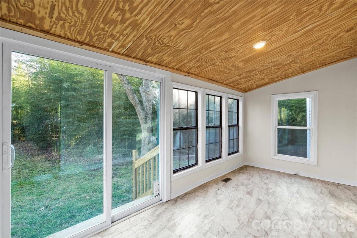 165 E Lacy Street Property Photo 7