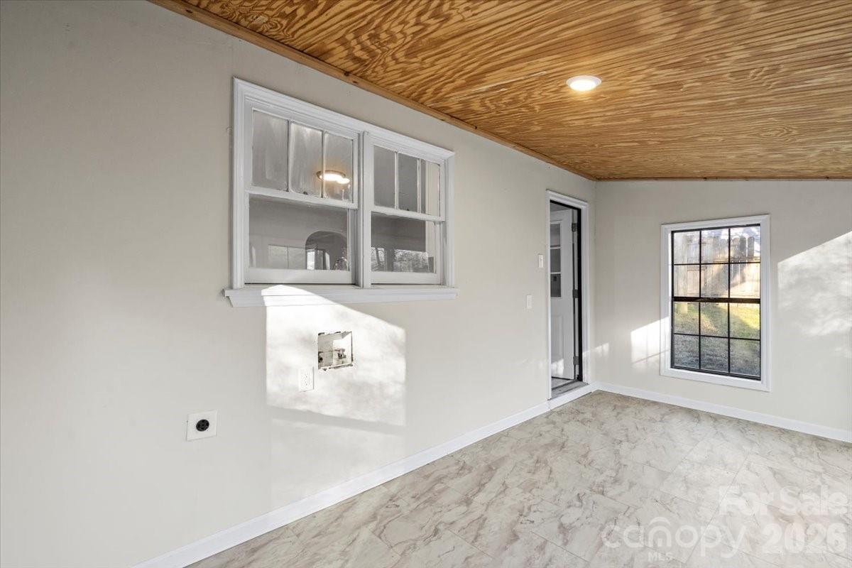 165 E Lacy Street Property Photo 8