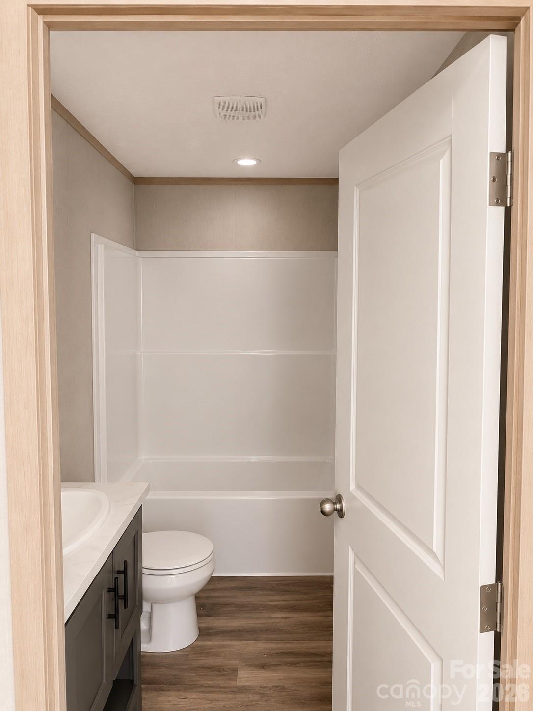 712 Thompson Road Property Photo 10