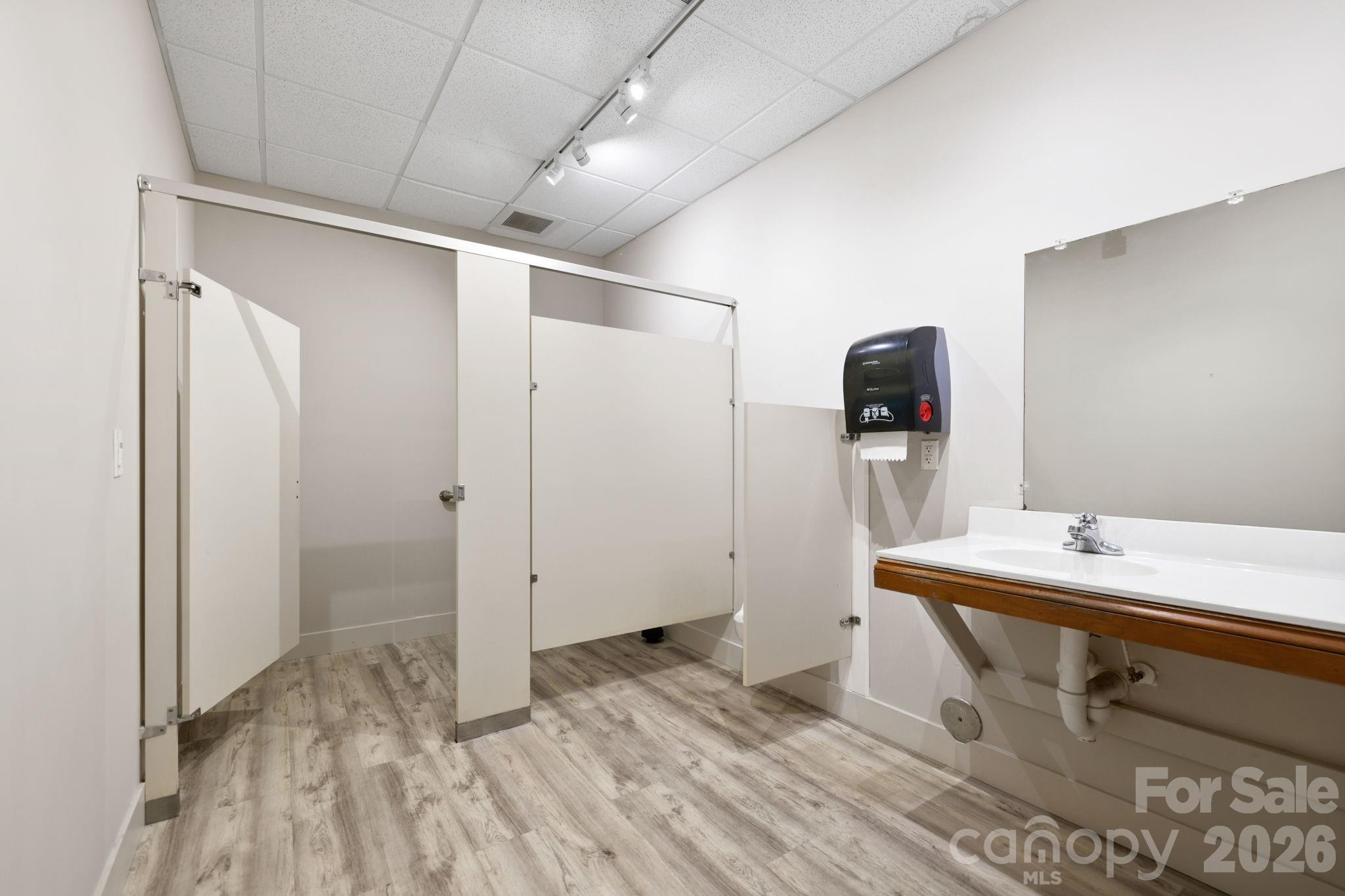 110 Commercial Boulevard Property Photo 25