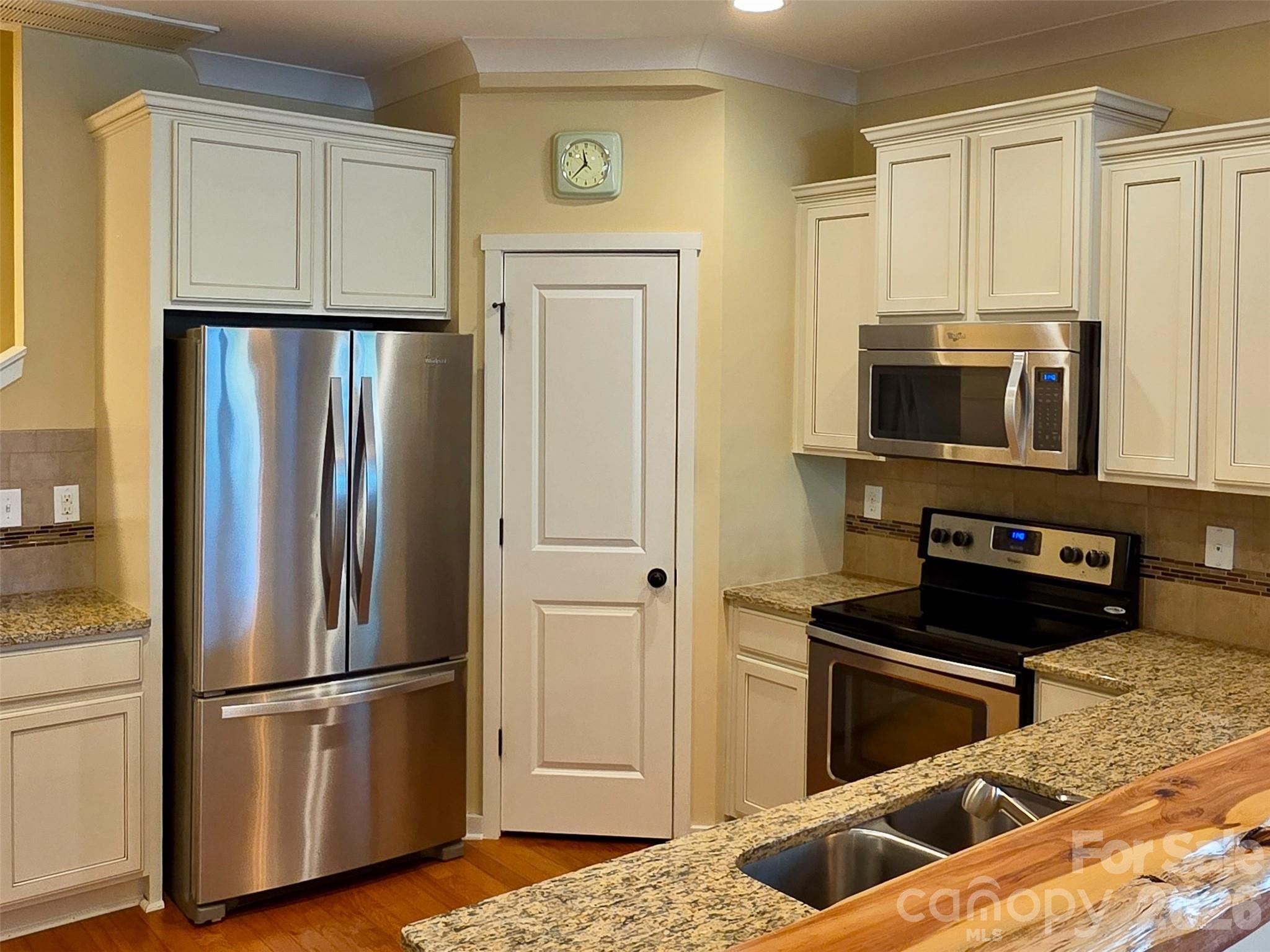 5227 Crystal Lakes Drive Property Photo 7