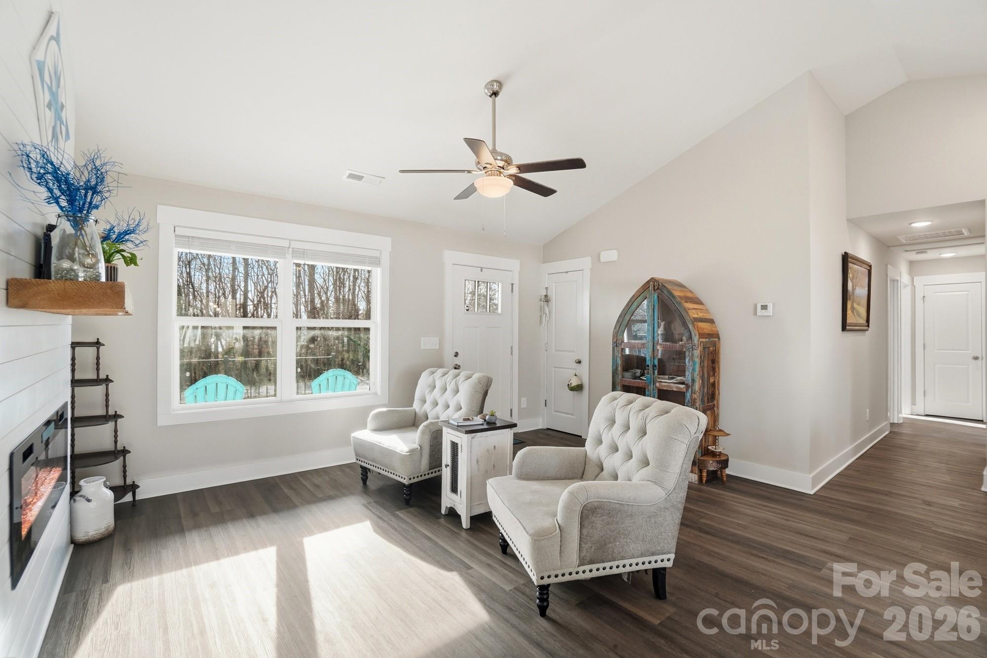 2305 Holly Lane Property Photo 8