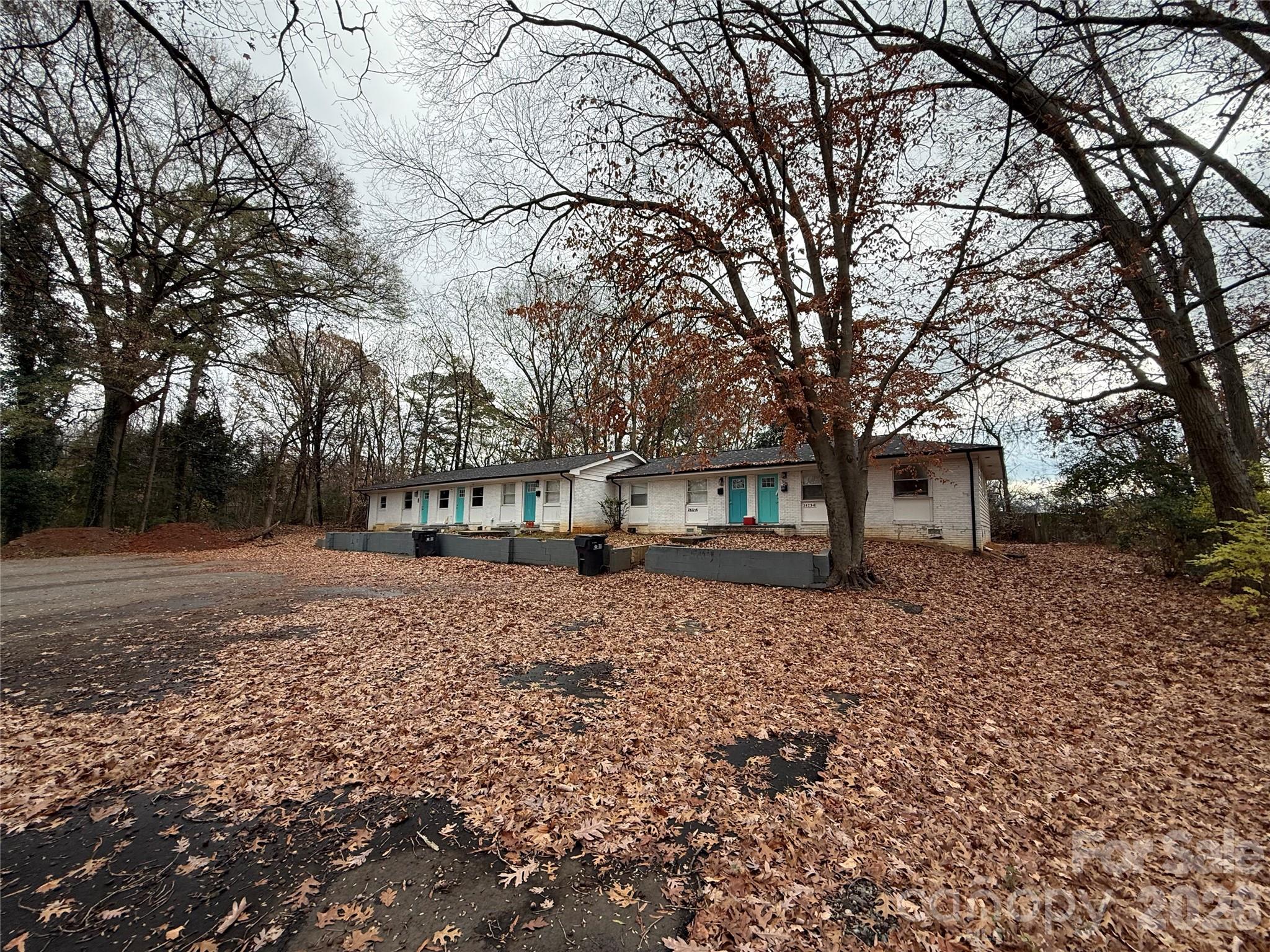 2427 Carmine Street Property Photo 9