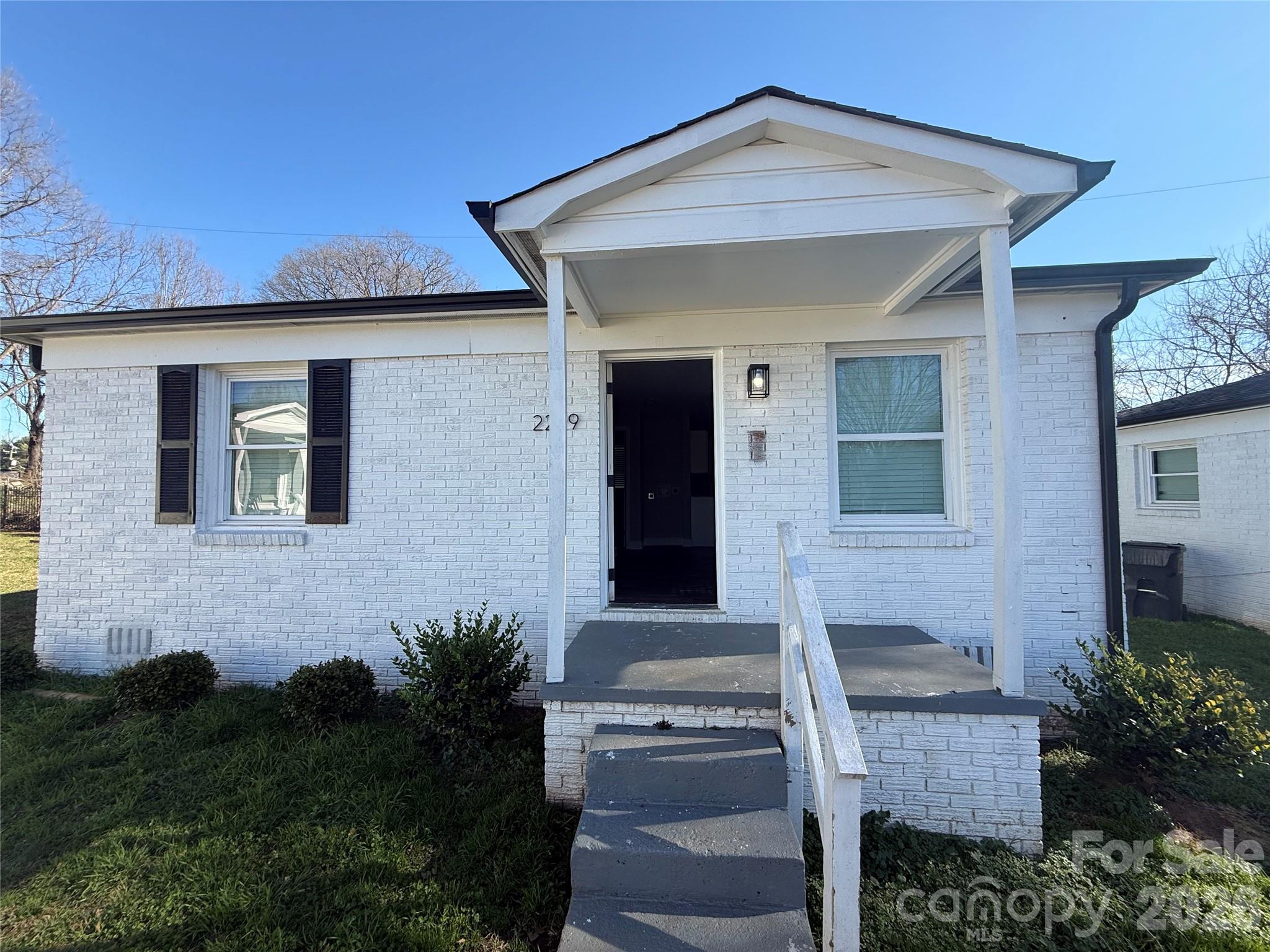 2225 Alma Court Property Photo 4