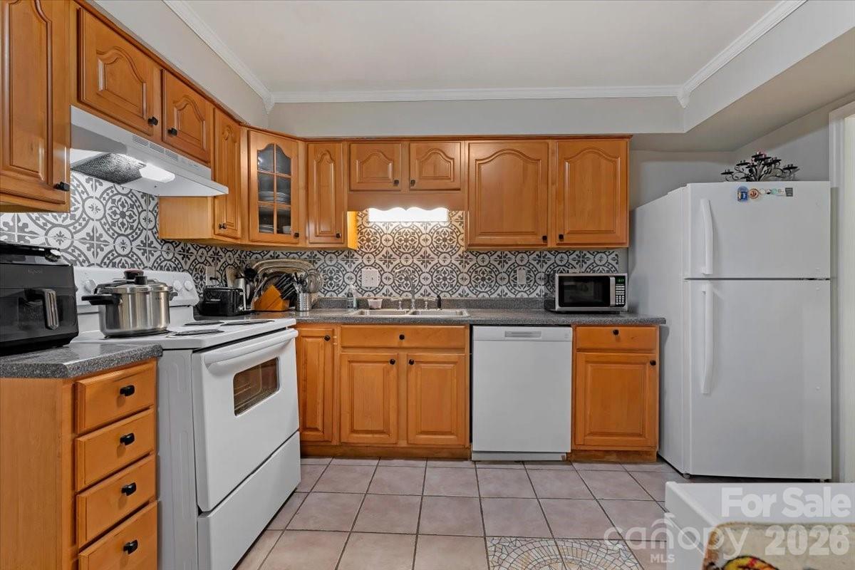 7920 Shady Oak Trail Property Photo 6