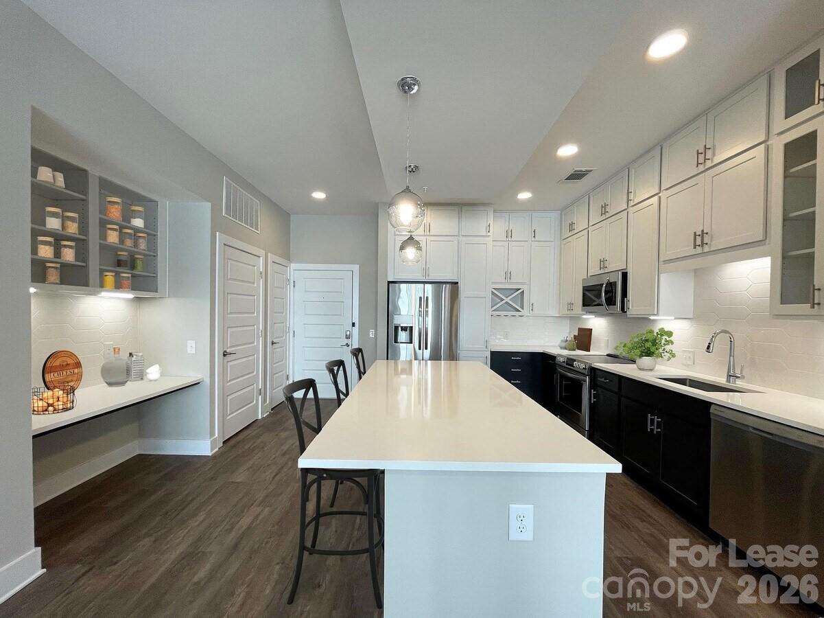 500 W Trade Street B3 Property Photo 34