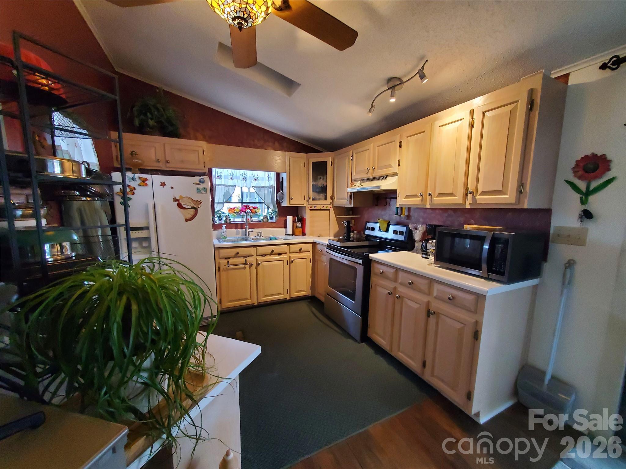 101 N Cardinal Drive Property Photo 2