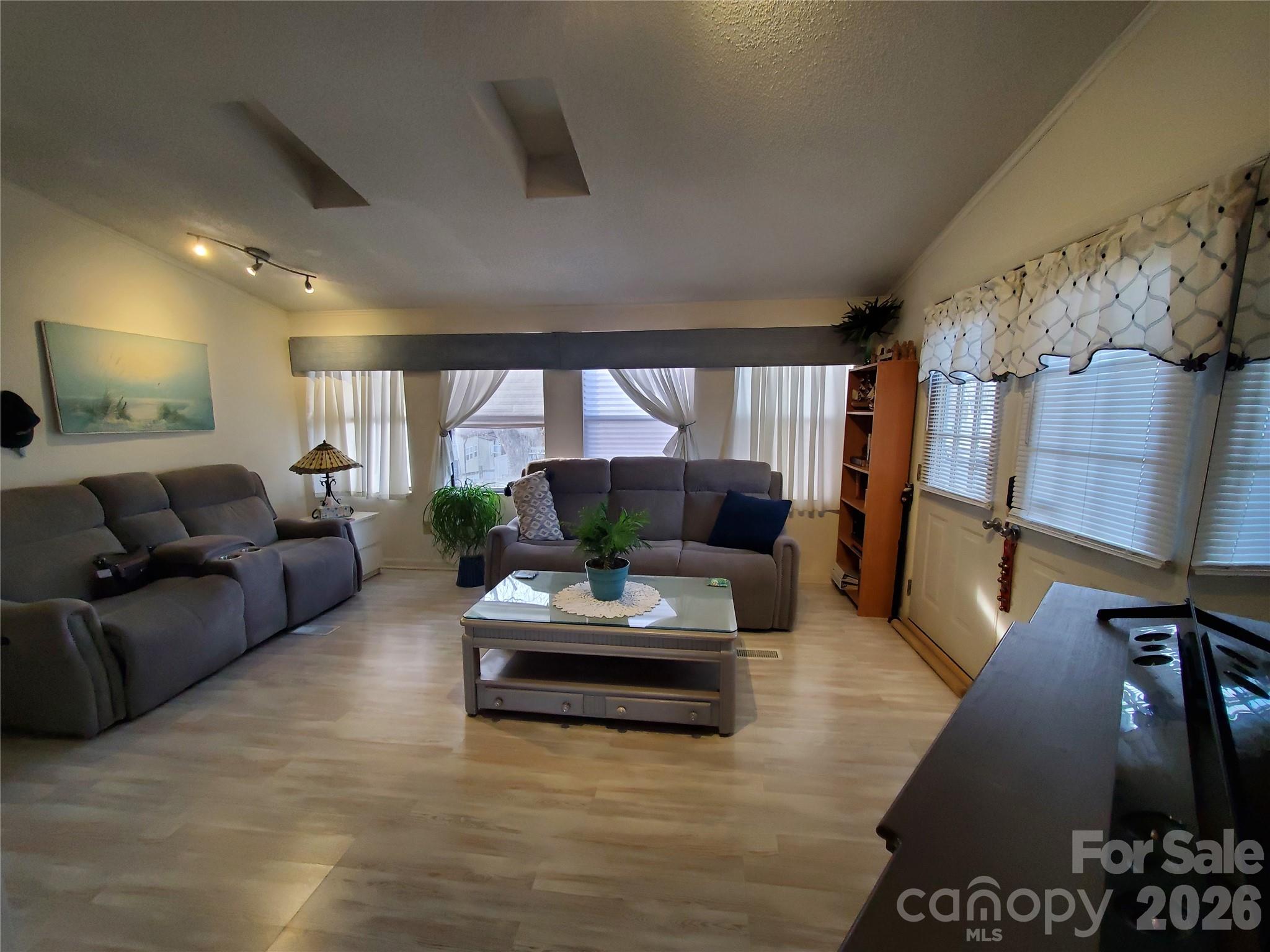 101 N Cardinal Drive Property Photo 5