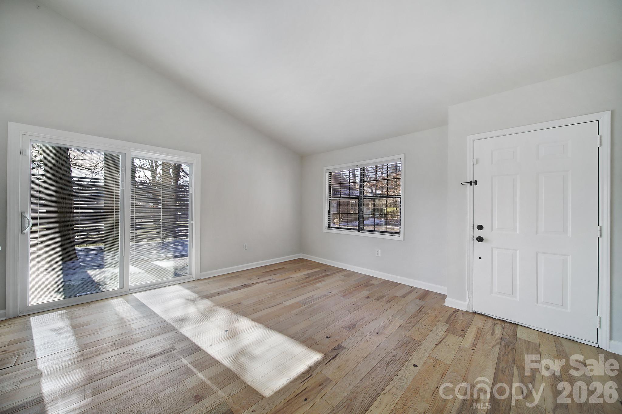 498 Glory Court Property Photo 4
