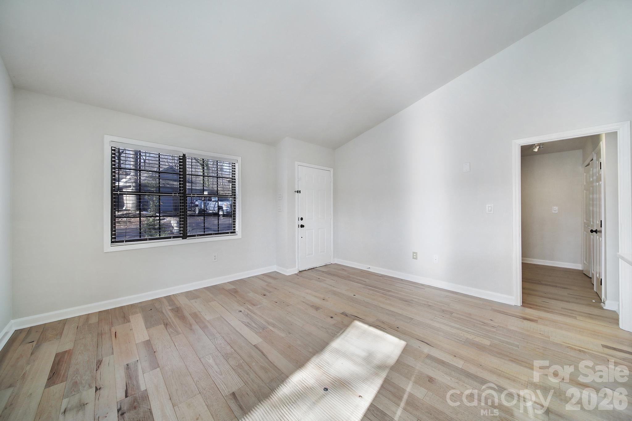 498 Glory Court Property Photo 5