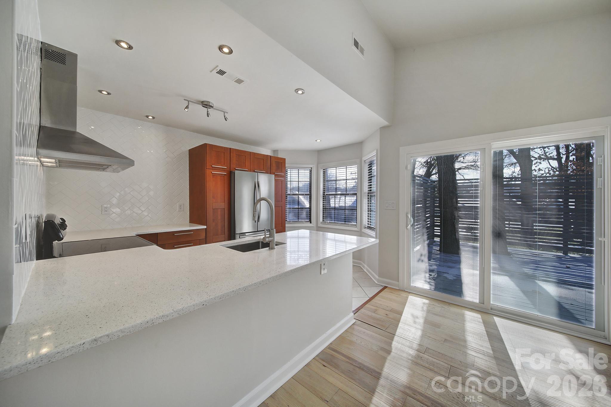498 Glory Court Property Photo 7