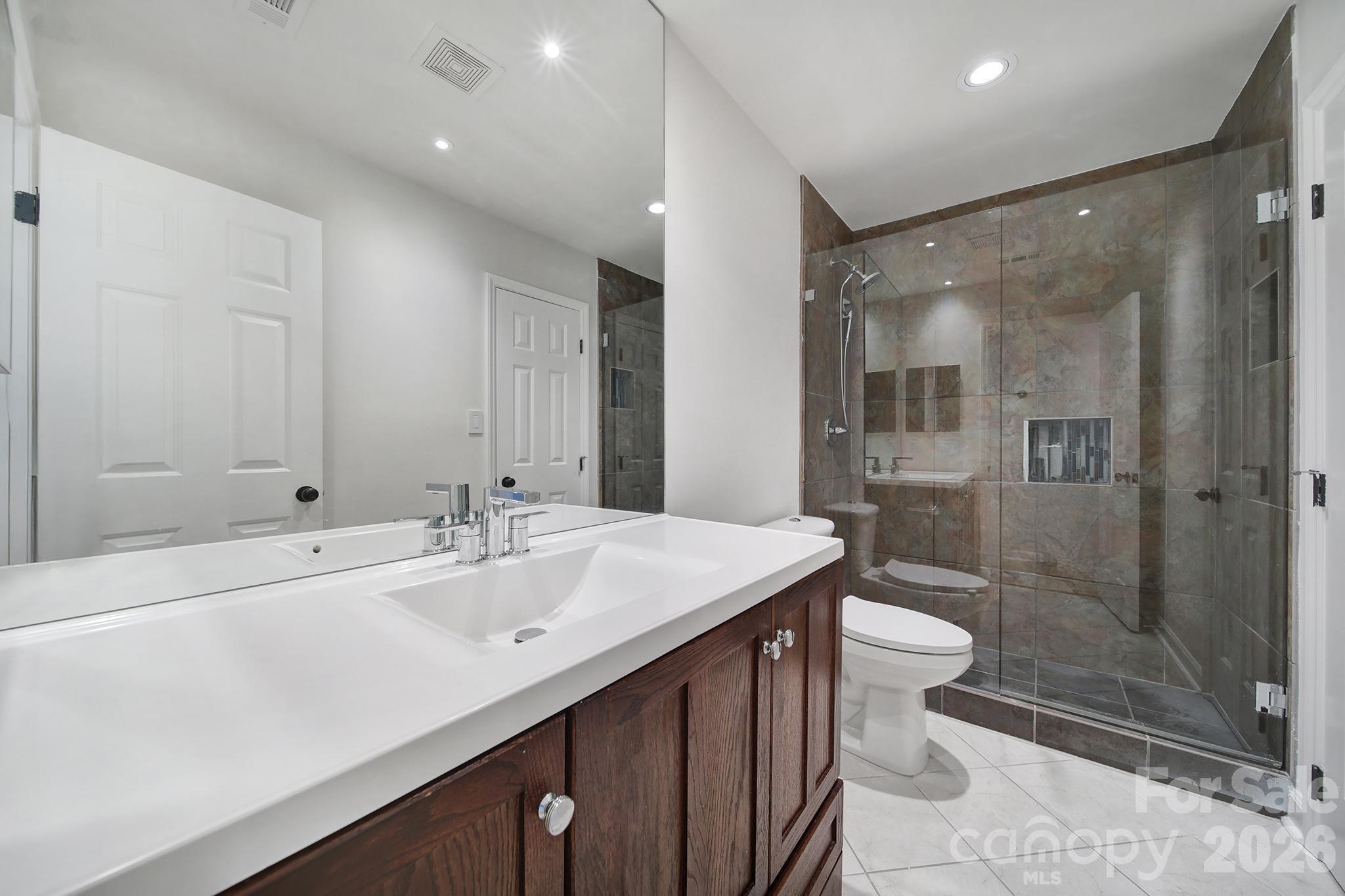 498 Glory Court Property Photo 12