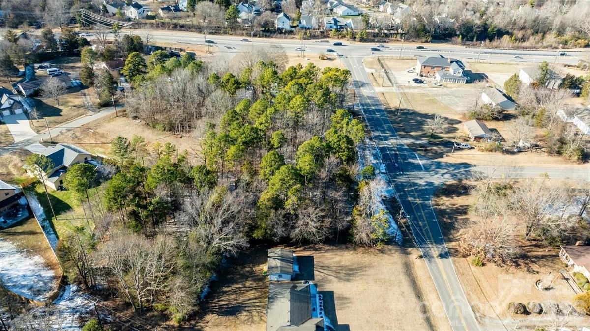 2113 Breezewood Drive Property Photo 8