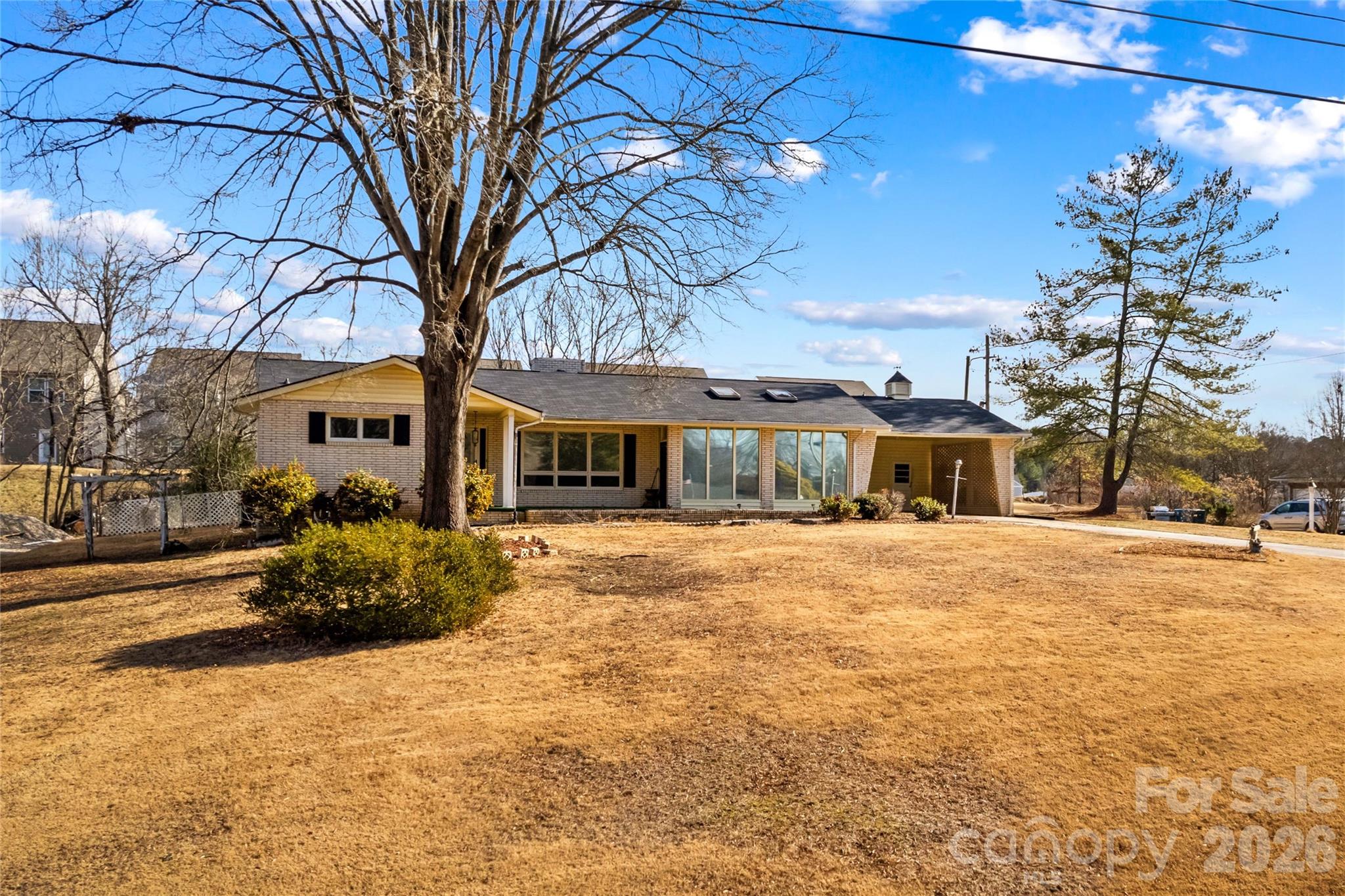 305 Sills Drive Property Photo 4