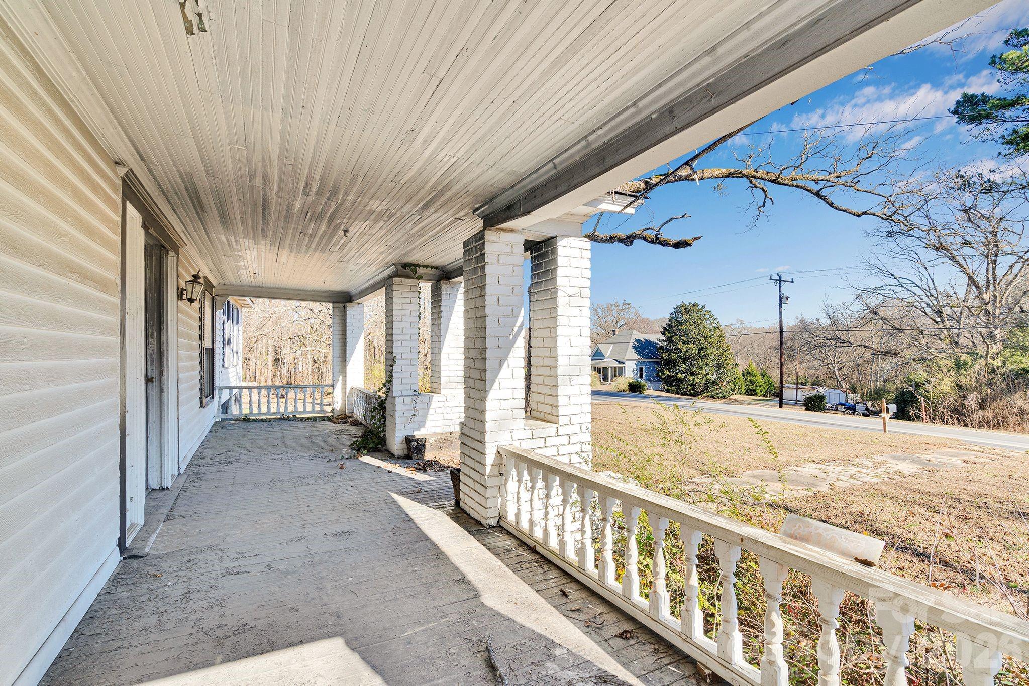 4521 Edgeland Road Property Photo 3