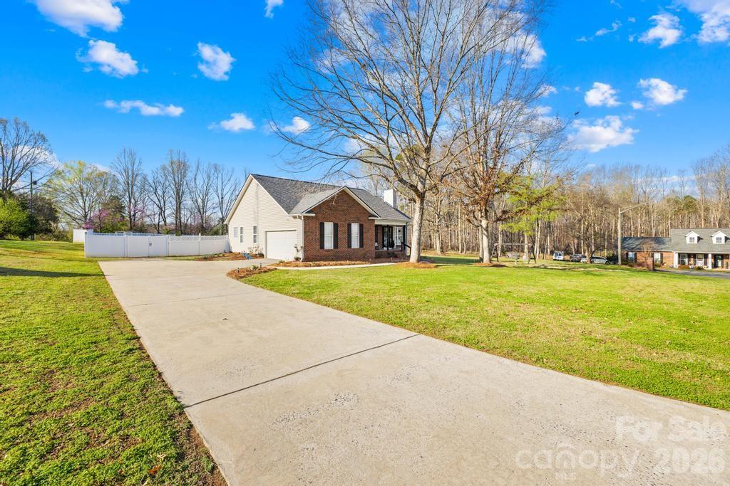 105 Laura Court Property Photo 4