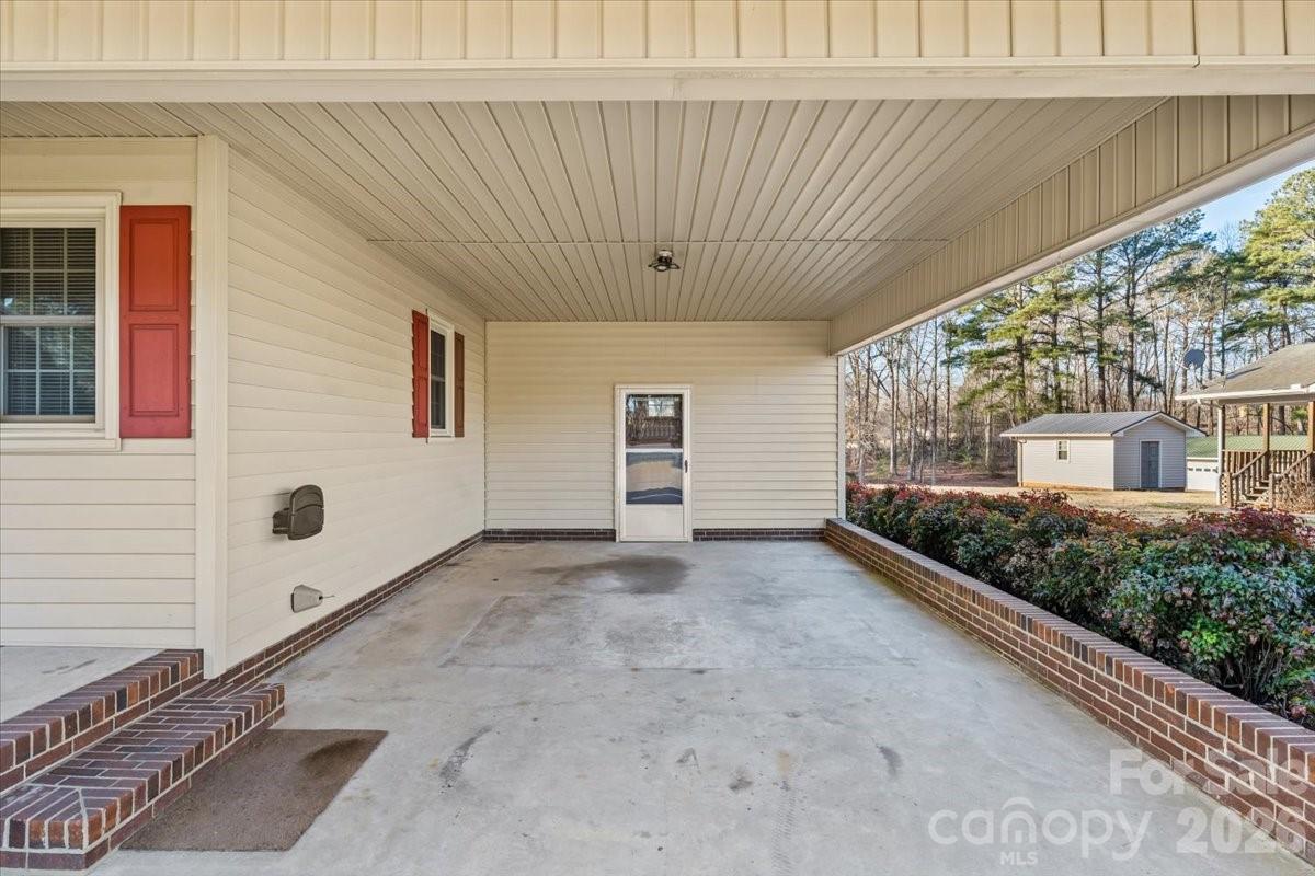 372 Holly Hills Drive Property Photo 6