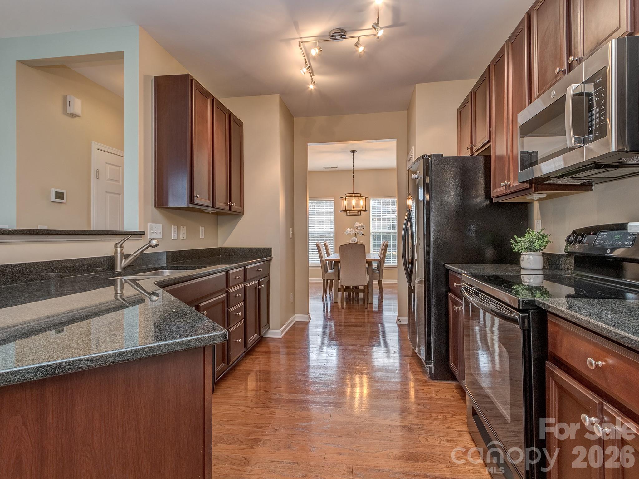 5922 Union Pacific Avenue Property Photo 8